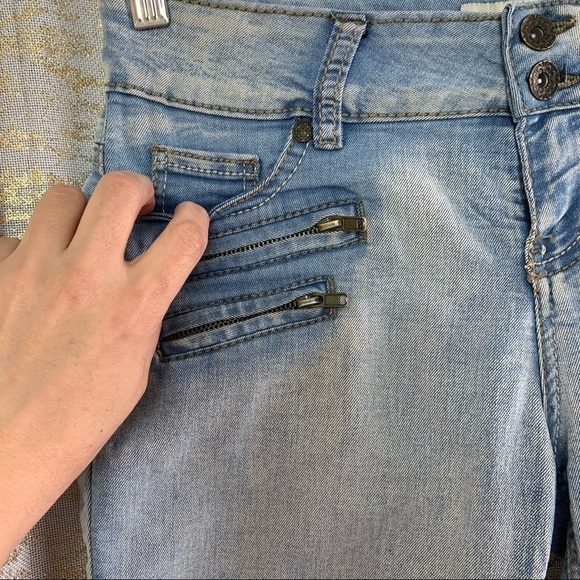 ILLEGAL Jeans Light Blue Wash Detailed Zipper Women’s Capris Jeans Size 5 - Picture 3 of 11